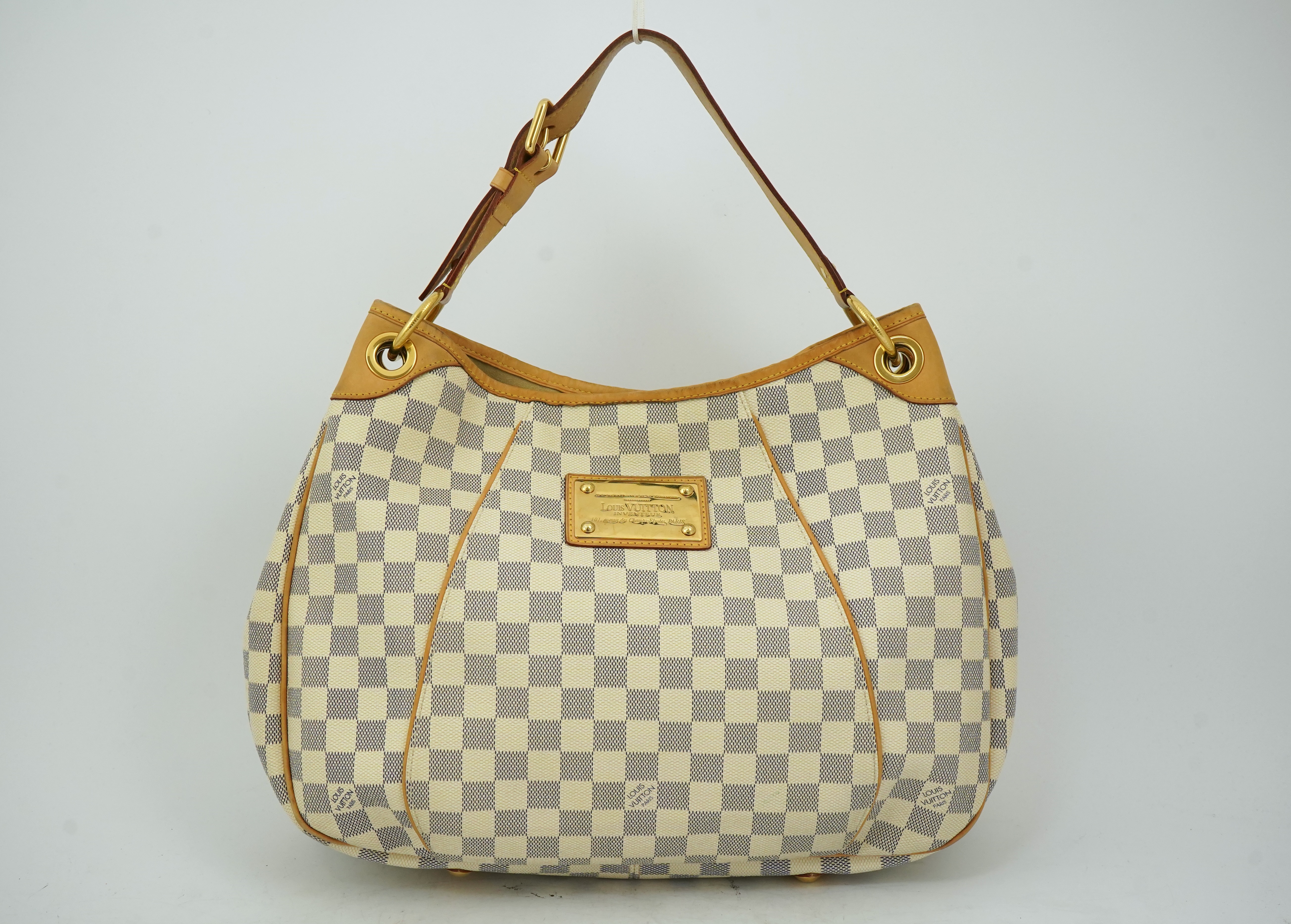 A Louis Vuitton handbag made from Damier Azur canvas with natural cowhide trim